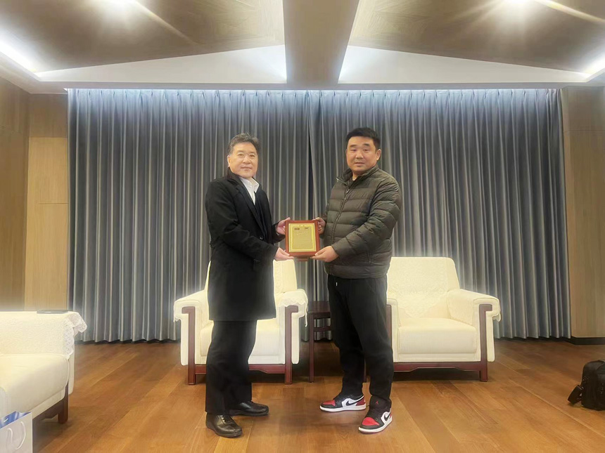 OTC海外事業(yè)部長(zhǎng)，中國區(qū)董事長(zhǎng)、副總、機(jī)器人部部長(zhǎng)，營業(yè)擔(dān)當(dāng)親自頒獎(jiǎng)